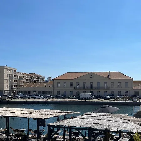 Sur Quai - En Face De La Criee *